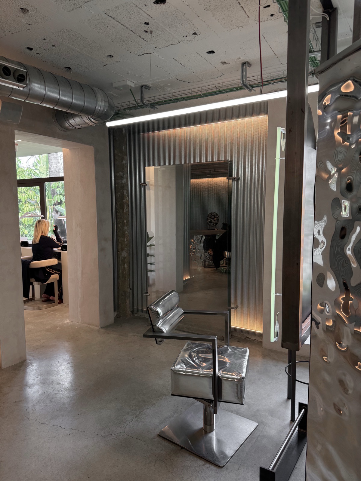 Salon corridor with concrete walls