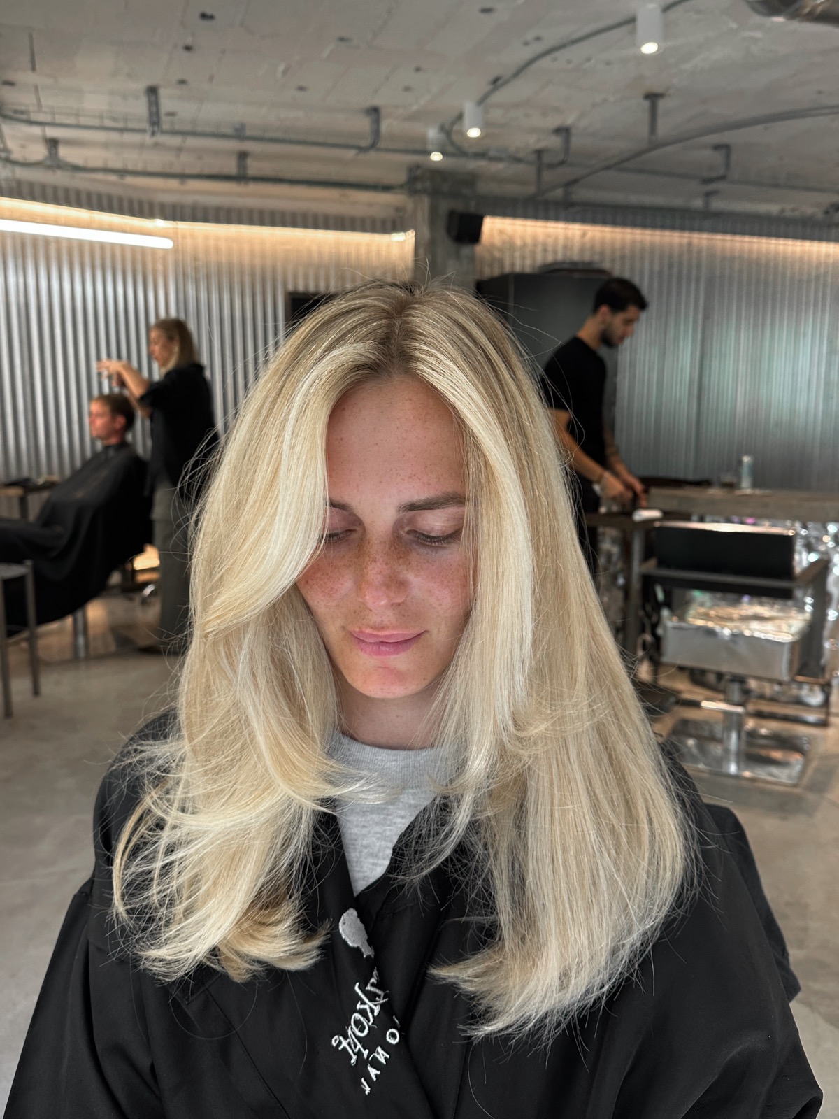 Color rubio recién terminado en la silla de Garage Hair Club, Marbella