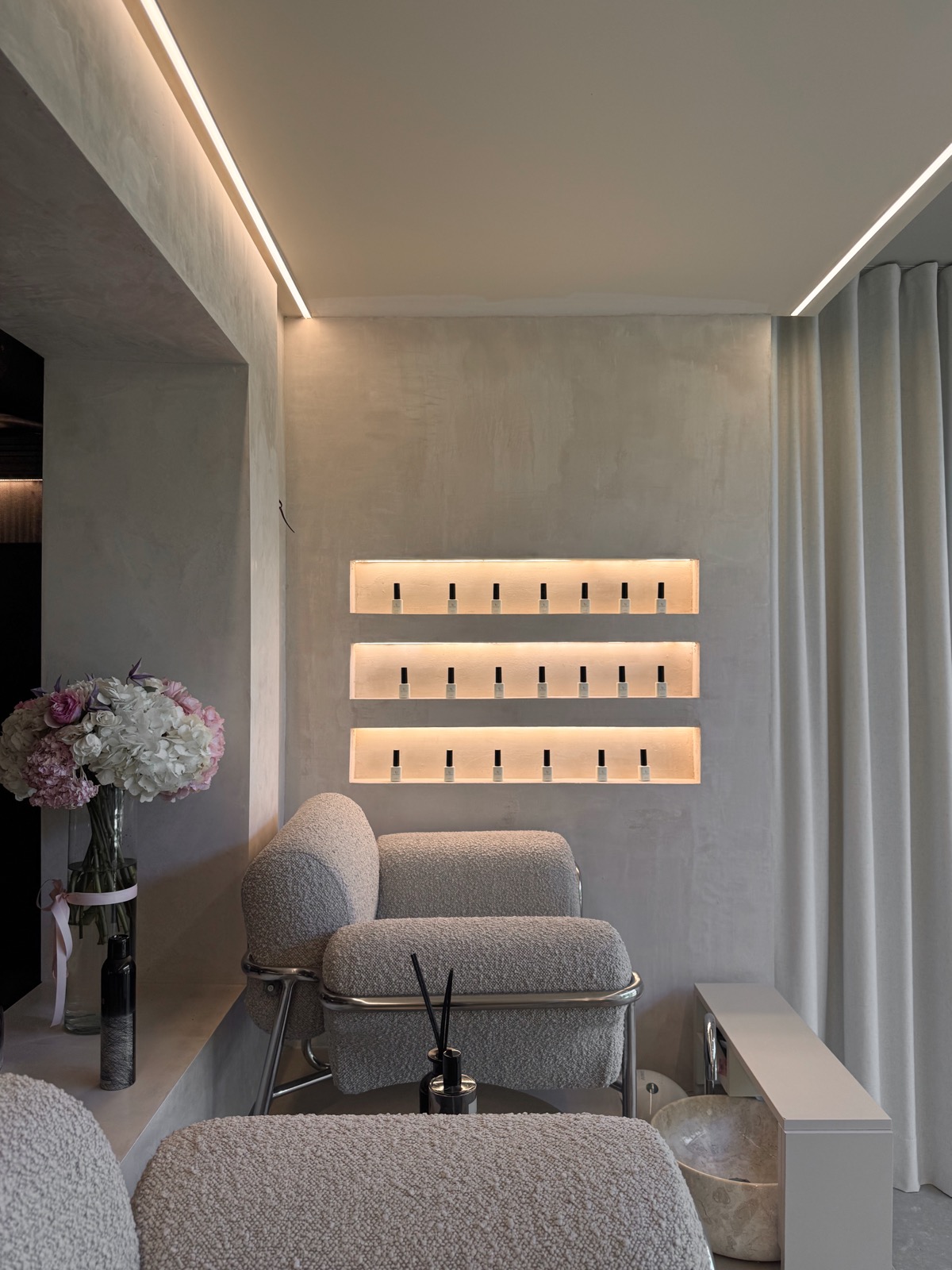 Sala de belleza y uñas con hornacinas iluminadas en Garage Hair Club, Marbella